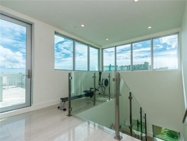 Building Photo - 240 Shore Ct