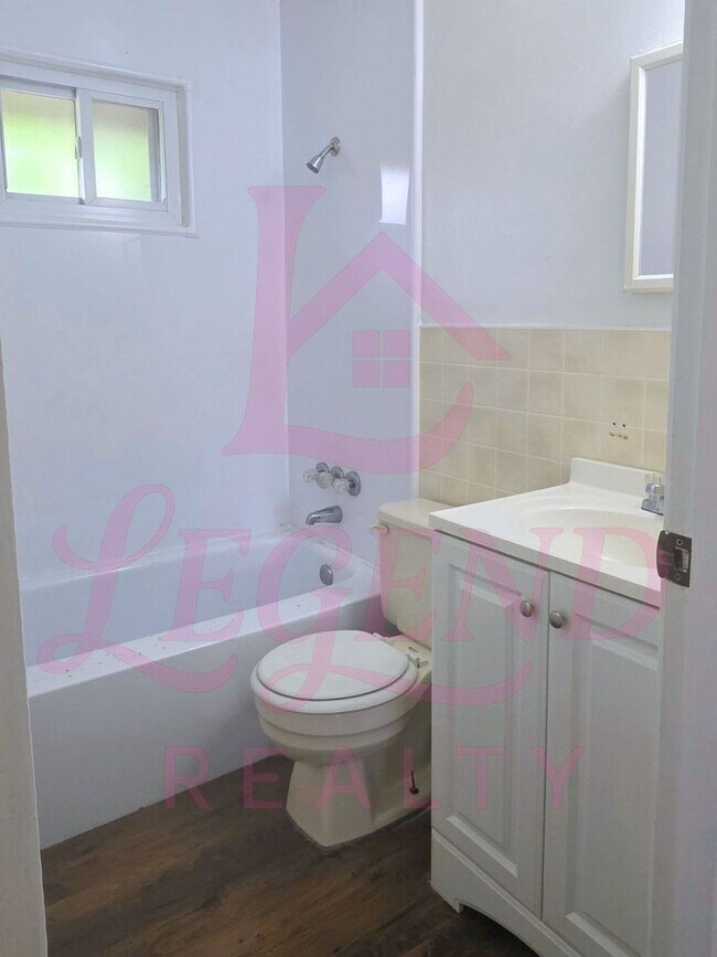 Building Photo - 3 Bedrooms | 1 Bathroom | Hardwood Floors | Bright Living/Dining Area | Galley Kitchen | Unfinish...