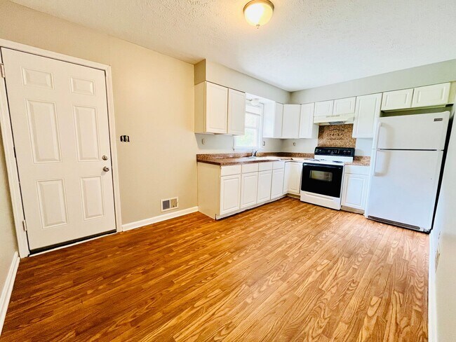 Building Photo - **COMING SOON** Updated 3BR Ranch in Shively Section 8 Accepted