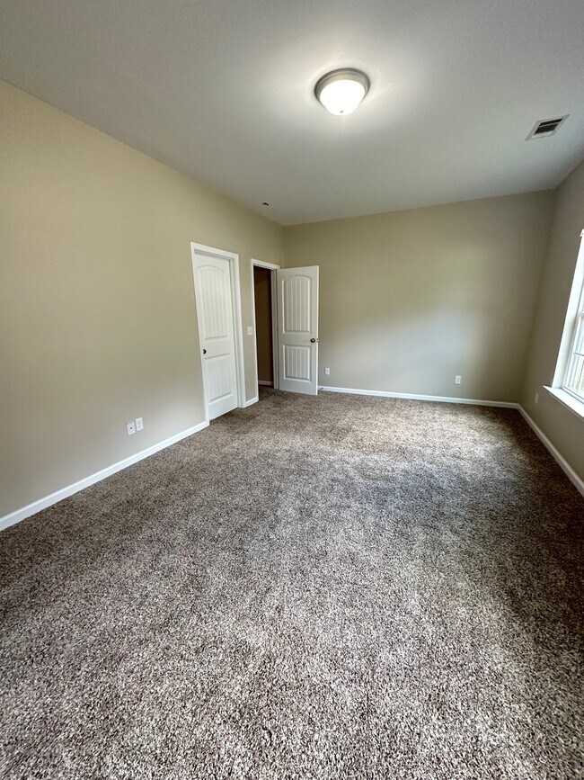 Building Photo - 6 Quiet Pine Ct