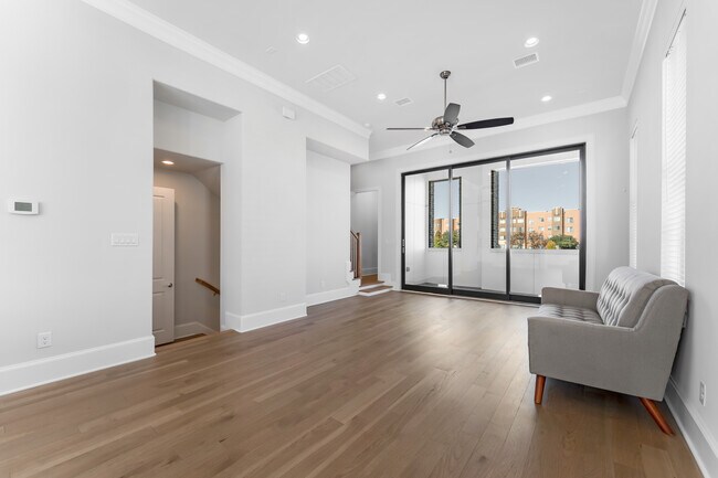 Building Photo - 633 Dalton Ln