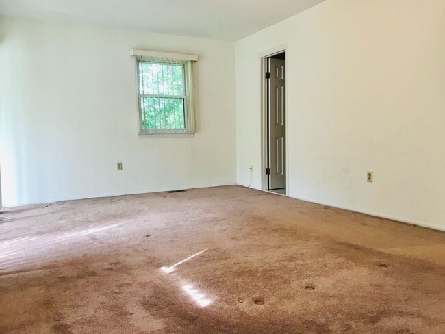 Building Photo - Beautiful 3-Bed/2.5-Bath Townhome in Aston...