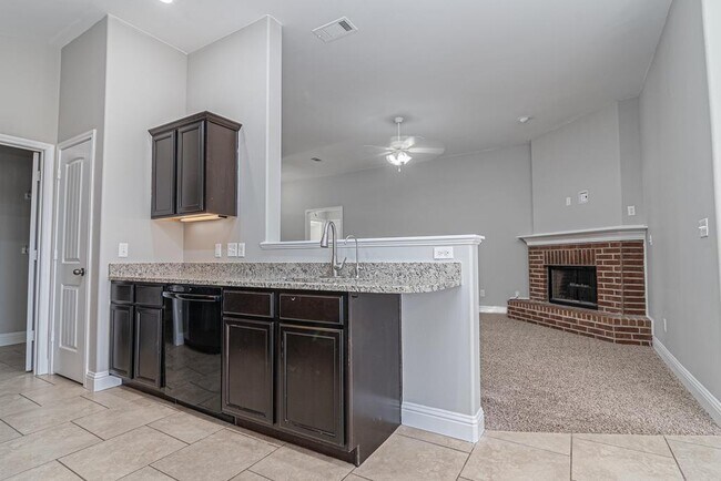 Building Photo - 705 E 96th St