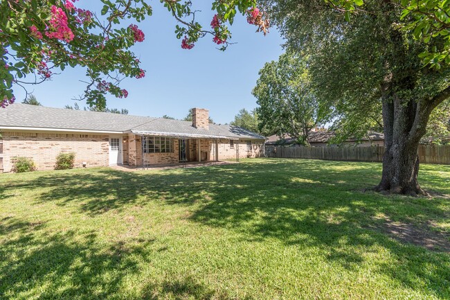 Building Photo - VERY large home in a great location!!