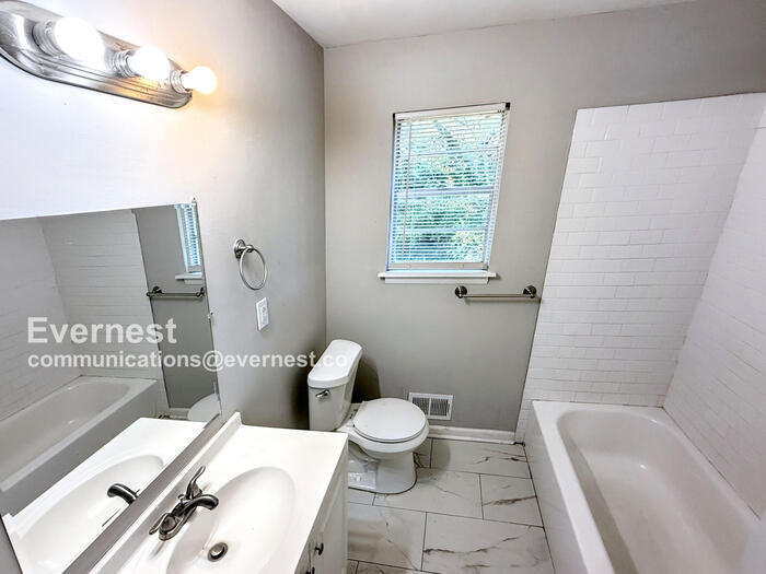 Building Photo - 913 21st Ave NW