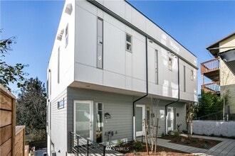 Building Photo - First Hill Modern 2-Bedroom Condo with Roo...