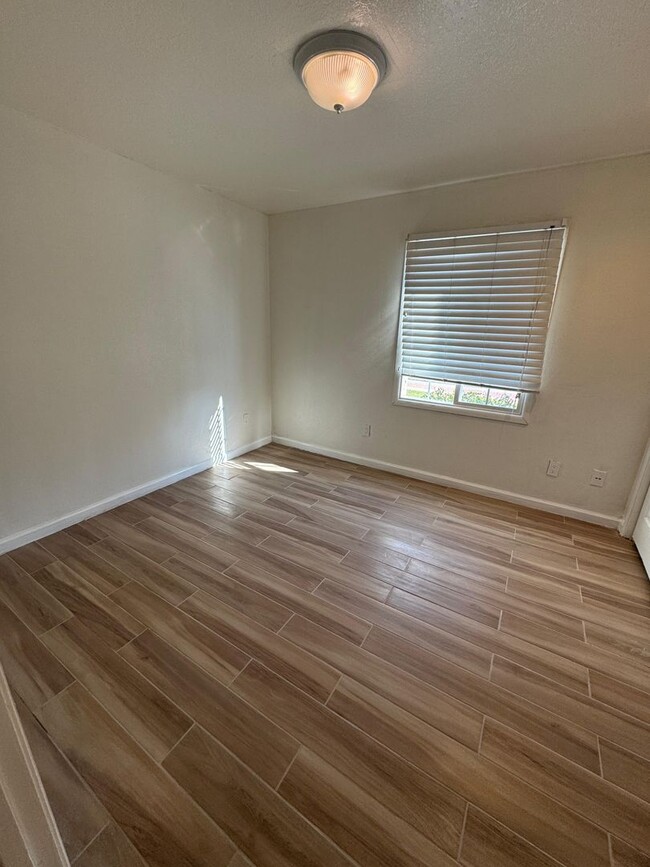 Building Photo - 4bed 3bath