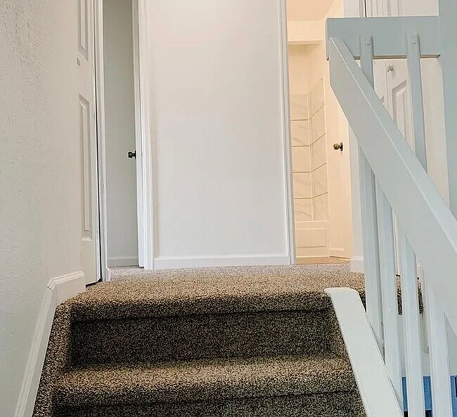 Building Photo - 4BR Tri-Level with Sunroom & Oversized Fenced Yard & 2-Car Garage!