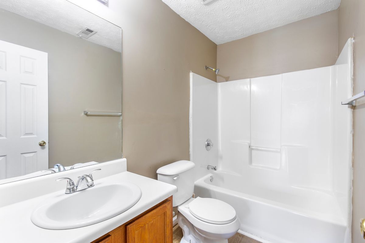Building Photo - 314 Country Club Dr