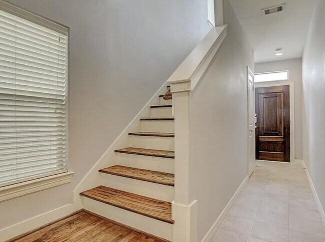 Building Photo - 3811 Center Plaza Dr