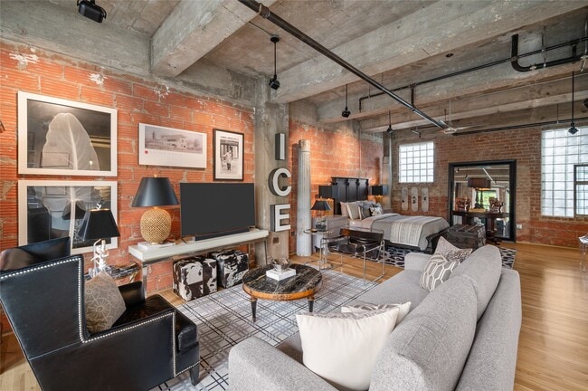 Building Photo - 204 Travis St