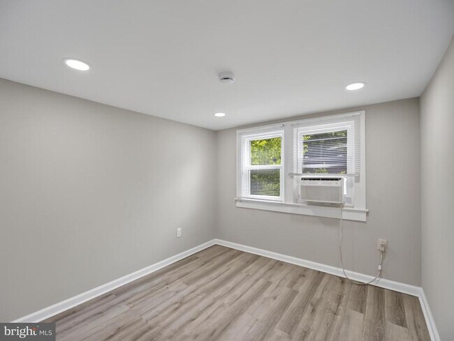 Building Photo - 6008 Addison Rd