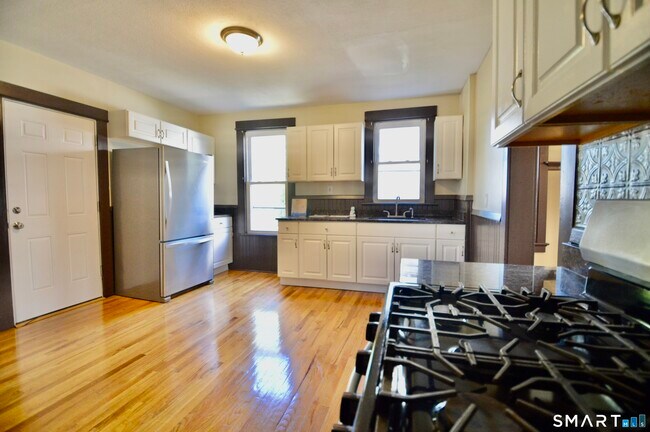 Building Photo - 48 Riverview Pl