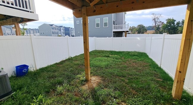 Building Photo - 3 Bed / 2-1/2 Bath Single Family Townhome w/1-Car Garage