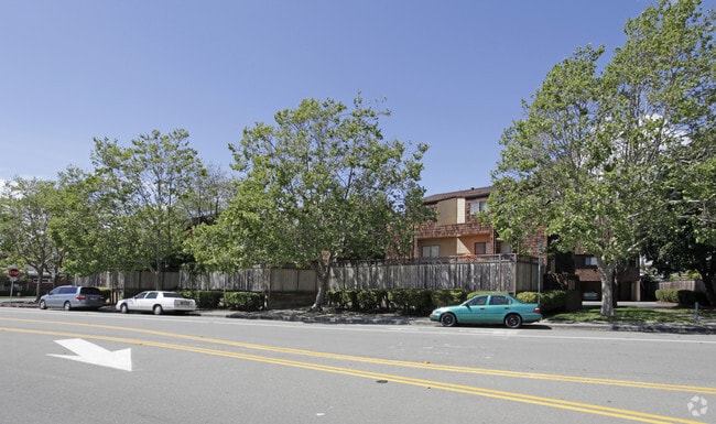 Building Photo - Sycamore Square