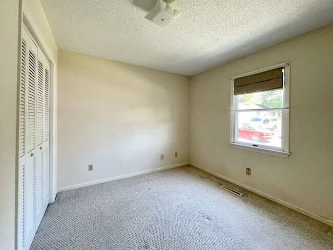 Building Photo - 1004 Orangewood St