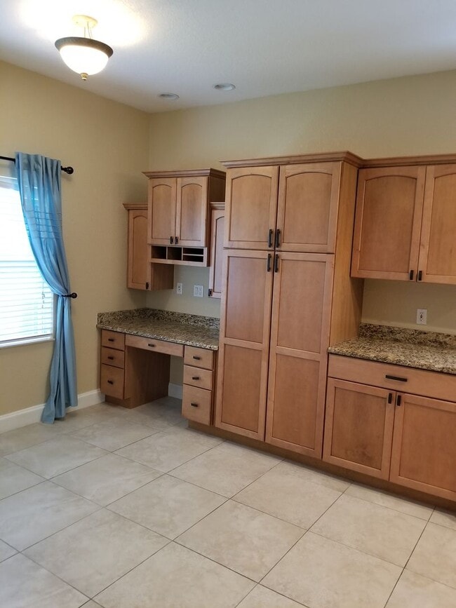 Building Photo - THREE BEDROOM NORTHEAST ST. PETERSBURG HOME