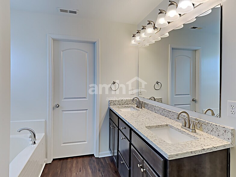 Building Photo - 8720 Hemingway Dr