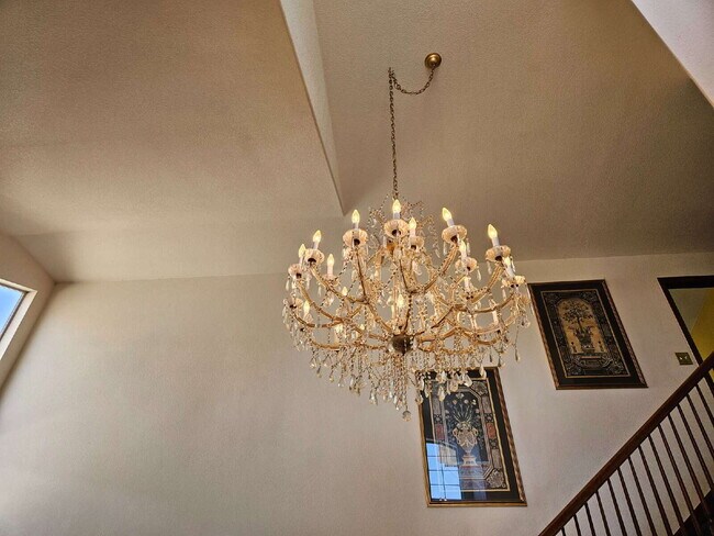Building Photo - 5 Bedroom/ 4 Bath Two-Story in Governors Place