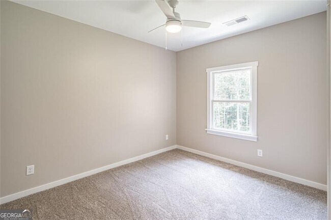 Building Photo - 215 Pinecone Ln
