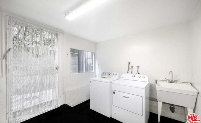 Building Photo - 8635 Cashio St