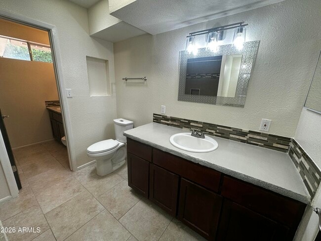 Building Photo - 8737 E Jackrabbit Rd