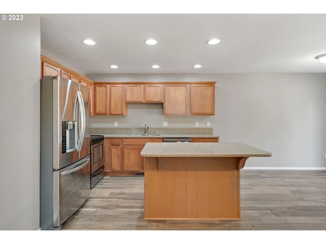 Building Photo - Stunning townhouse in Canby- 3 bed / 2.5 b...
