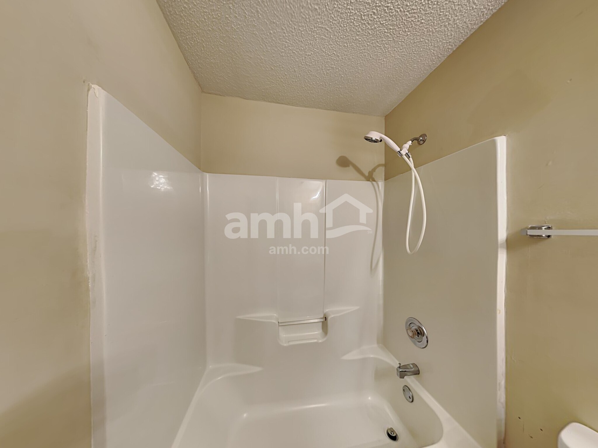 Building Photo - 1255 Hawthorne Dr