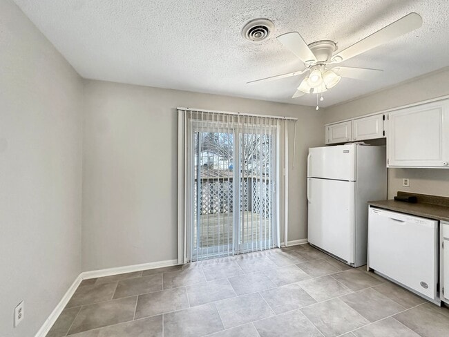 Building Photo - Charming, 2 bedroom apartment for rent!