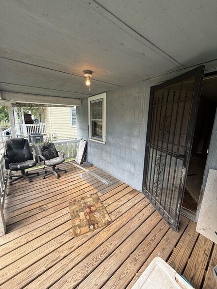 Building Photo - 2067 N Maple Ave