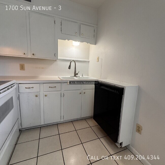 Building Photo - 1700 Sun Ave