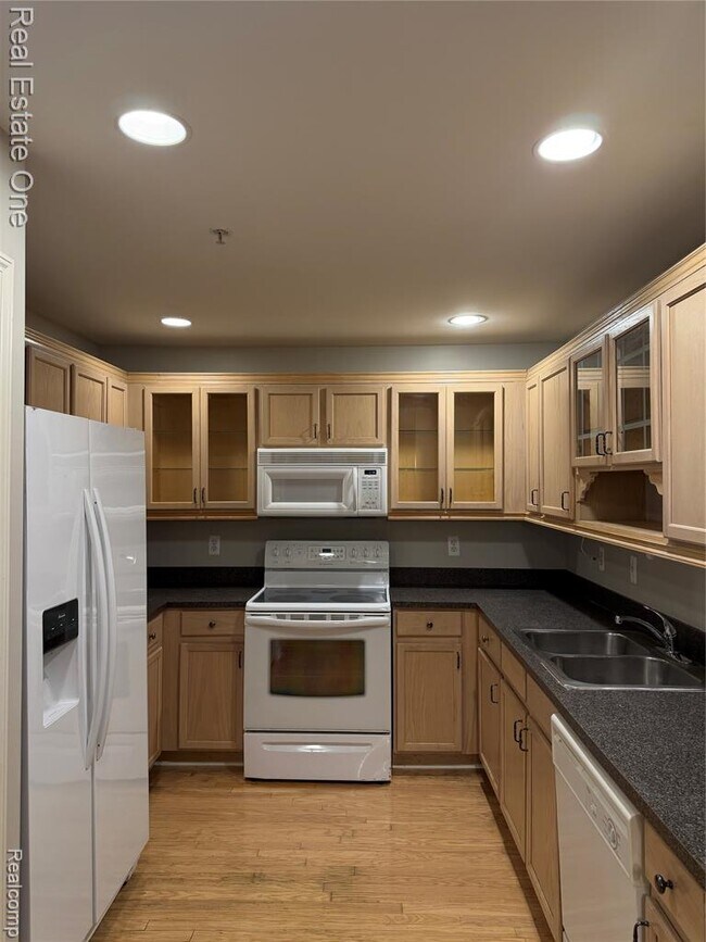Building Photo - 29285 Glen Oaks Blvd E