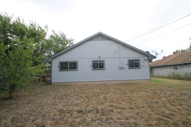 Building Photo - Dreamy Three-Bedroom - 1st month free with 1 year lease