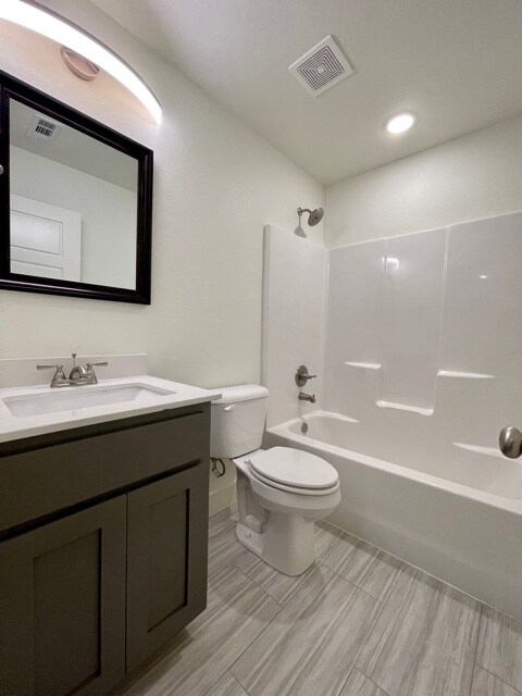 Building Photo - 18 Dinsmoore Ln