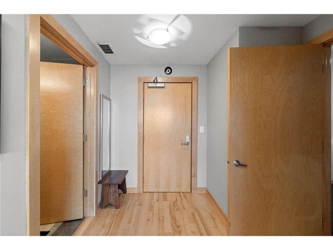 Building Photo - 215 10th Ave S