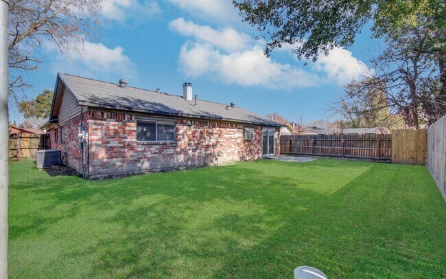 Building Photo - 13843 Rosetta Dr