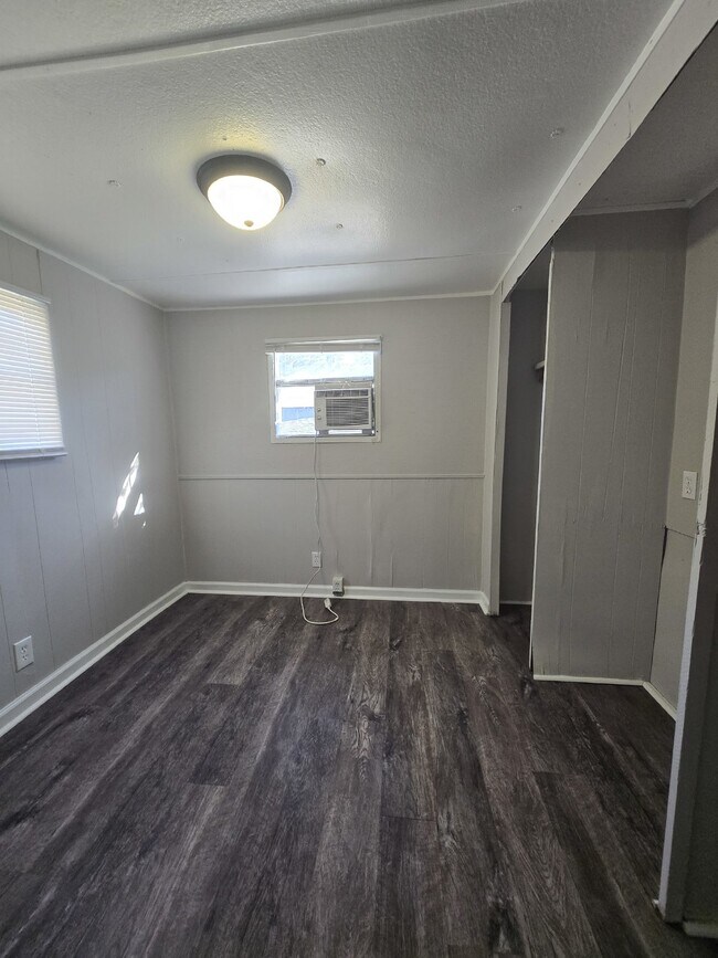 Building Photo - Affordable 1 Bedroom - Utilities Included
