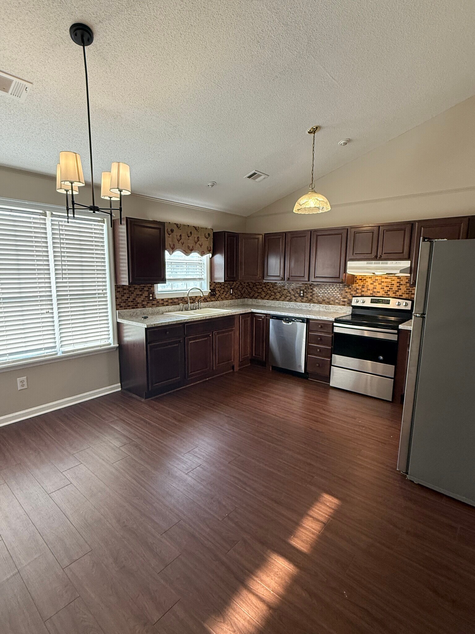 Building Photo - 116 E Pointe Cir