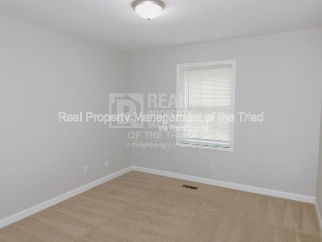 Building Photo - 284 Longmeadow Dr