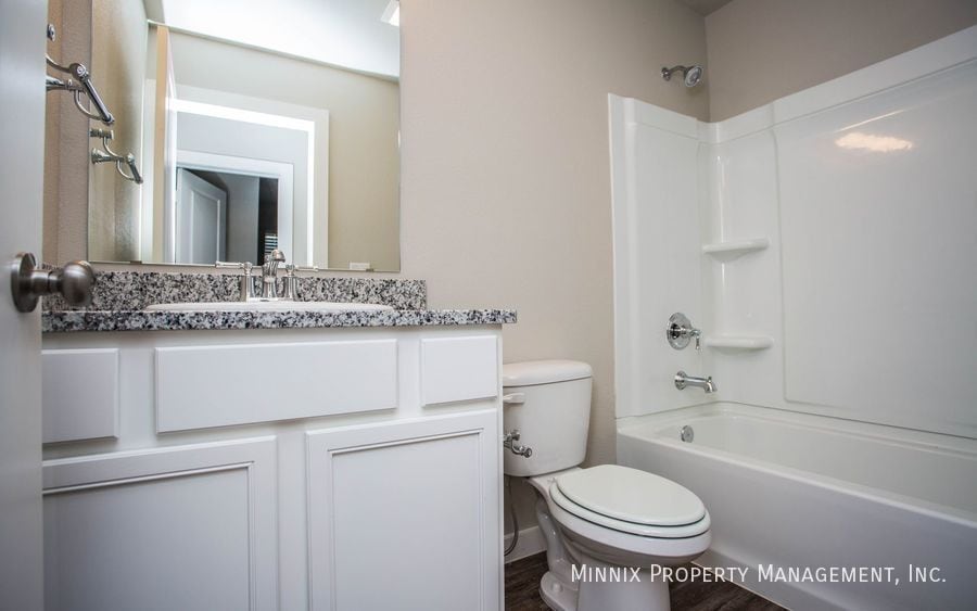 Building Photo - 407 E 21st St