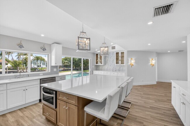 Building Photo - 1254 SW 4th Ct