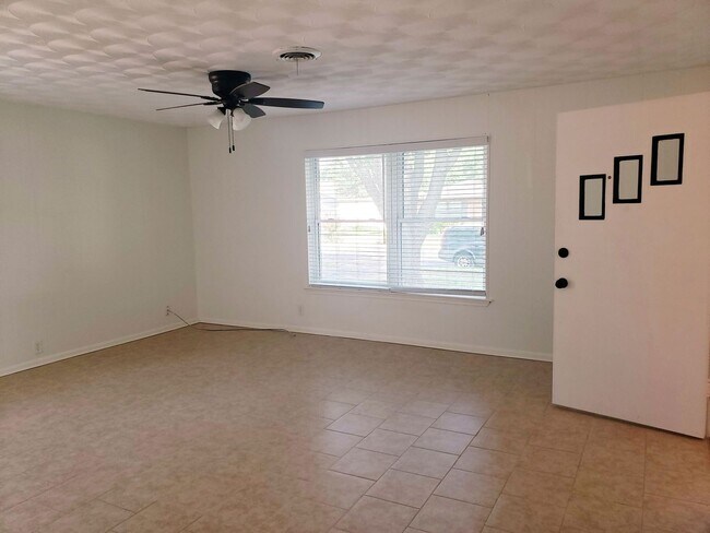 Building Photo - 2 Bedroom, 2 Bath Duplex in Lochwood