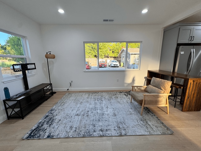 Building Photo - 1053 Brommer St