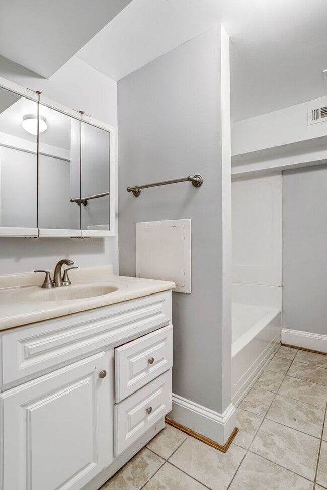 Building Photo - 2BR Basement Apartment | Brightwood