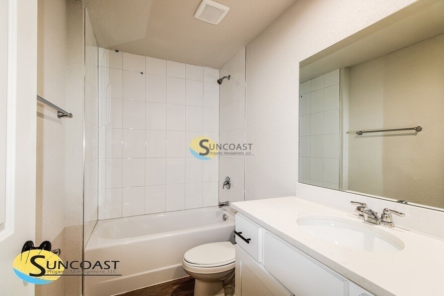 Building Photo - 5961 W Oak Park Blvd