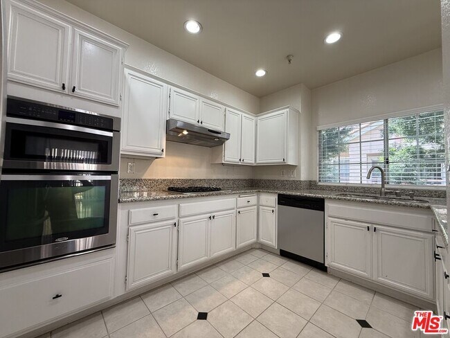 Building Photo - 13975 Lemoli Ave