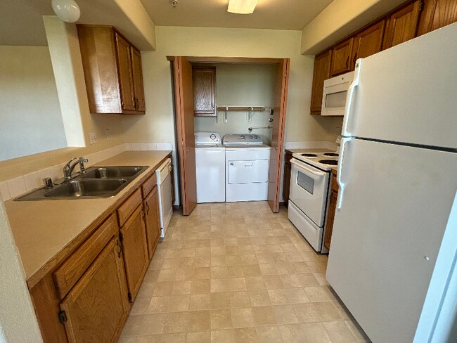 Building Photo - 6005 Chapel Hill Blvd