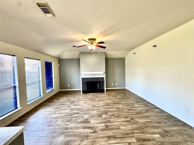 Building Photo - 16214 Mission Glen Dr