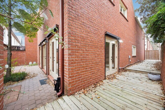 Building Photo - 2113 Potomac Dr