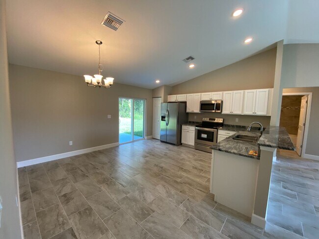 Building Photo - Desirable SW Ocala Neighborhood 3/2/2 **Wo...
